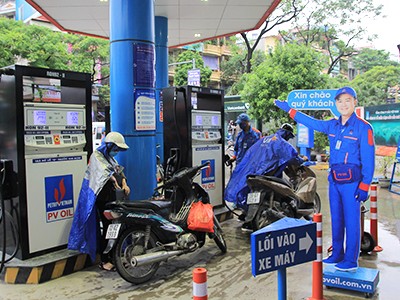 Hình nộm nhân viên cây xăng tươi cười với dòng chữ "Xin chào quý khách" gây sự chú ý với khách hàng.Ảnh: Anh Tú