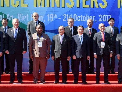 Thủ tướng Nguyễn Xuân Phúc cùng các Bộ trưởng Tài chính APEC. - Ảnh: VGP/Quang Hiếu