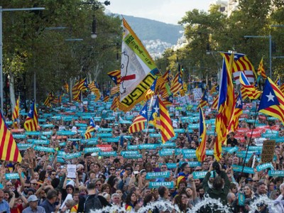 Nhiều người giơ khẩu hiệu đòi tự do, độc lập cho Catalonia. Ảnh:AA.
