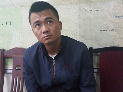 Nguyễn Văn Tuấn lúc bị áp giải về tới cơ quan điều tra. Ảnh:Nguyễn Hải.