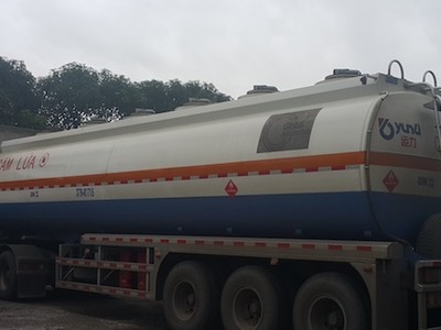 Xe bồn chở 40.000 lít dung môi bị bắt quả tang tại Công ty Thanh Ngũ. Ảnh:Nguyễn Hải.