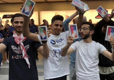 Ahmed Rassa (trái), Bishoy Behman (giữa) và Mazem Kourouche - những người đầu tiên sở hữu iPhone X. Họ đều dưới 20 tuổi. Ảnh:Theaustralian