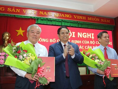 Đồng chí Phạm Minh Chính, trao Quyết định và tặng hoa đồng chí Nguyễn Văn Thể và đồng chí Phan Văn Sáu.