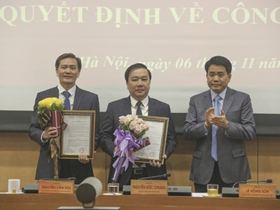 Chủ tịch UBND TP Nguyễn Đức Chung trao quyết định bổ nhiệm Chánh Thanh tra Thành phố, Giám đốc Sở Giáo dục và Đào tạo.
