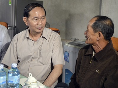 Chủ tịch nước động viên người dân vùng rốn lũ Đà Nẵng. Ảnh:Ngọc Trường.