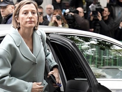 Cựu chủ tịch nghị viện Catalonia Carme Forcadell tới tòa án tối cao Tây Ban Nha ngày 2/11. Ảnh:AFP.