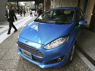 Một người đàn ông Nhật nhìn mẫu xe Ford trên đường phố. Ảnh: Atlantic.