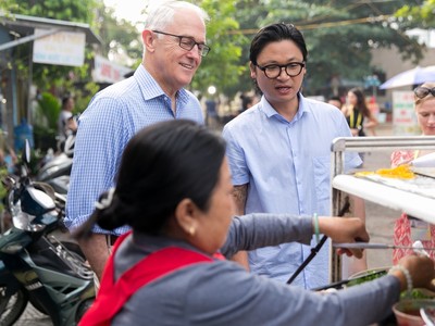 Thủ tướng Úc lần đầu thưởng thức bánh mì ở Đà Nẵng