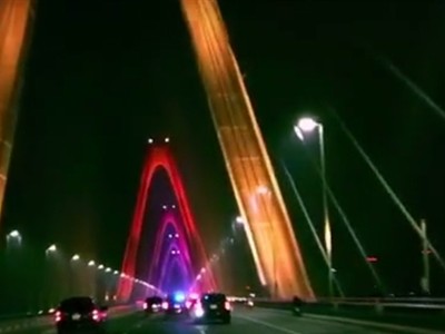 Tổng thống Trump chia sẻ video cầu Nhật Tân khi thăm Hà Nội