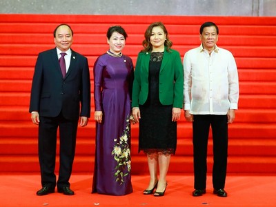 Thủ tướng Nguyễn Xuân Phúc cùng phu nhân và Thủ tướng Philippines Rodrigo Duterte và phu nhân tại Hội nghị Cấp cao ASEAN-30