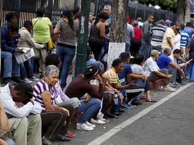 Người dân Venezuela xếp hàng dài chờ mua lương thực. Ảnh:Reuters