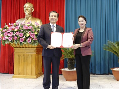  Chủ tịch Quốc hội Nguyễn Thị Kim Ngân đã trao Nghị quyết của Ủy ban Thường vụ Quốc hội cho ông  Lê Quang Huy