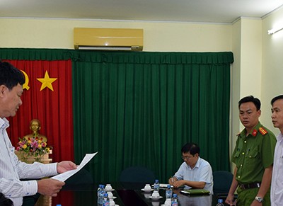 Giám đốc Công ty lương thực Trà Vinh Trần Văn Tâm nghe đọc lệnh bắt. Ảnh:Công an cung cấp.