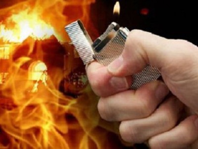 Camera tố cáo nữ công nhân dùng bật lửa đốt công ty