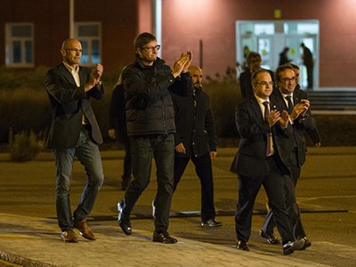 Các cựu quan chức chính quyền bị giải tán ở Cataloniarời nhà tù Estremera, cách thủ đô Madrid 75 km về hướng đông nam, ngày 4/12. Ảnh:AP.