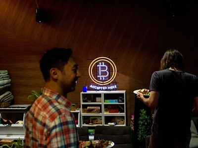 Nhân viên xếp hàng lấy thức ăn trong phòng game của công ty. Ảnh:NYT