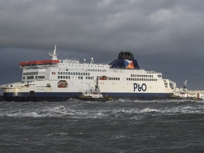 Phà chở hơn 300 người mắc cạn tại Pháp