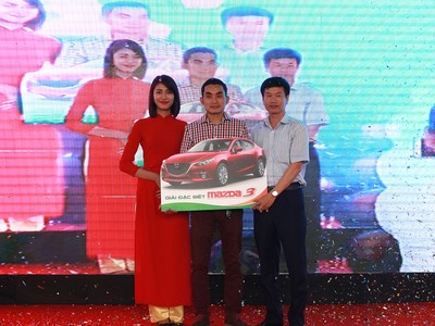 Chủ nhân căn hộ A2 - 2912 vỡ òa hạnh phúc khi nhận được xe Mazda 3 đầu tiên