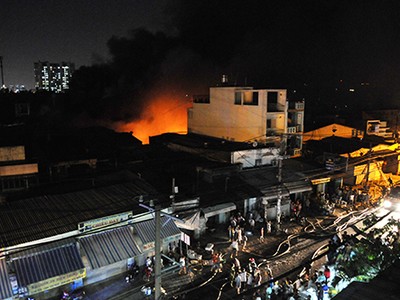 Xưởng mút cháy ngùn ngụt trong đêm ở Sài Gòn