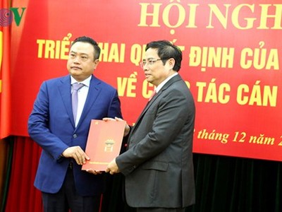 Đồng chí Phạm Minh Chính trao Quyết định cho đồng chí Trần Sỹ Thanh. Ảnh Vov.vn