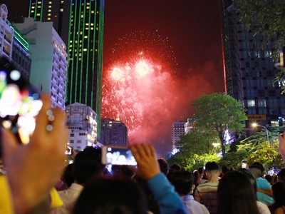Pháo hoa và ánh sáng chào năm 2018 ở Hà Nội và TP HCM