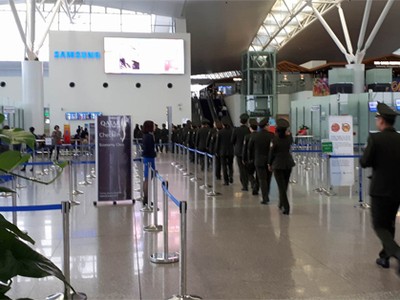 15h30 tại sảnh quốc tế sân bay Nội Bài, nhiều cán bộ an ninh đi vào khu vực xuất nhập cảnh.