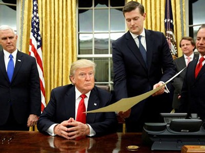 Rob Porter, người cầm tài liệu, trong một lễ ký hồi đầu năm nay. Ảnh:Reuters.