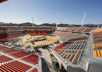 Công nhân đang hoàn thiện một sân vận động phục vụ Olympic ởPyeongchang. Ảnh:AFP