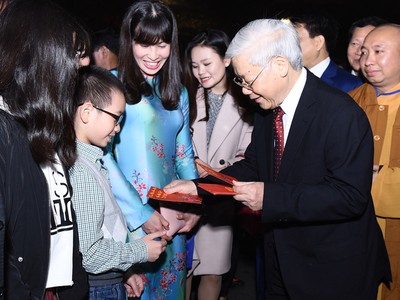 Tổng bí thư mừng tuổi cho trẻ em ở Hồ Gươm