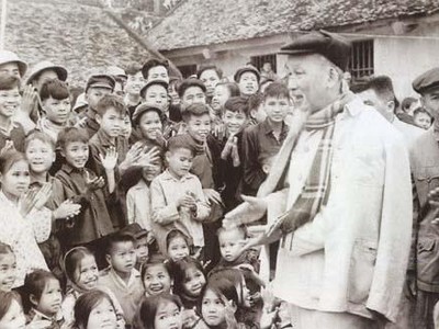 Bác Hồ nói chuyện với các cháu thiếu nhi trong dịp Người về thăm và chúc Tết đồng bào tỉnh Hà Bắc (Xuân Đinh Mùi, 9/2/1967). Ảnh: Tư liệu TTXVN