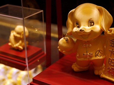 Sản phẩm mừng năm Tuất trong cửa hàng trang sức Chow Tai Fook. Ảnh:Reuters