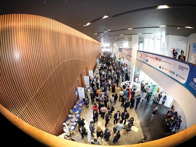 Doanh nghiệp Việt Nam không chỉ tham dự, có mặt tại các sự kiện, mà còn là một bàn tay làm nên thành công của APEC 2017, cùng với Chính phủ. Trong ảnh: Cung Hội nghị Ariyana (Đà Nẵng) trong Tuần lễ Cấp cao APEC 2017.