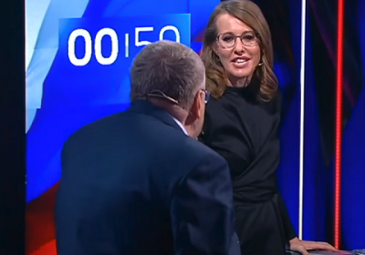 Nữ ứng viên tổng thống Nga hắt nước vào mặt đối thủ trên truyền hình