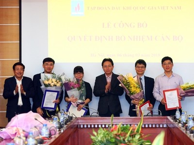 Tổng Giám đốc PVN Nguyễn Vũ Trường Sơn và Thành viên HĐTV Phạm Xuân Cảnh trao quyết định và chúc mừng các cán bộ được bổ nhiệm. Ảnh Petrotimes.vn