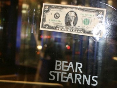 Tờ 2 USD dán trên cửa xoay của Bear Stearns ngày 17/3/2008. Ảnh:Reuters