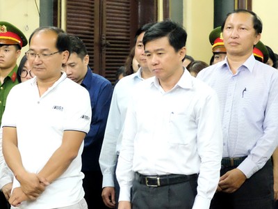 Cựu tổng giám đốc Navibank và đồng phạm nghe tuyên án. Ảnh:Hải Duyên.