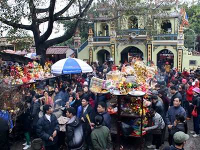 Lễ hội đền bà Chúa Kho luôn đông khách. Ảnh:Bá Đô