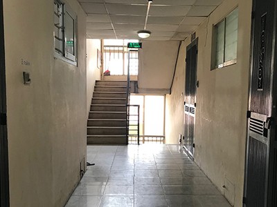 Một số chung cư Hà Nội vi phạm tiêu chuẩn phòng cháy như cầu thang thoát hiểm thông với hành lang. Ảnh:Đ.Loan