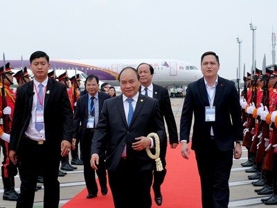 Chiều 5/4, Thủ tướng Nguyễn Xuân Phúc và Đoàn đại biểu cấp cao Chính phủ Việt Nam về đến Hà Nội, kết thúc thành công chuyến tham dự Hội nghị Cấp cao Ủy hội MRC lần thứ ba. Ảnh: VGP/Quang Hiếu