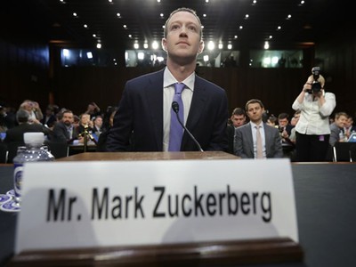 Trong lúc Mark Zuckerberg phải ra điều trần trước Quốc hội Mỹ, cổ phiếu của Facebook lại liên tục tăng. Ảnh:AFP.