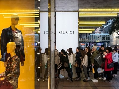 Khách mua xếp hàng trước một cửa hàng của Gucci (thuộc Kering). Ảnh:Bloomberg