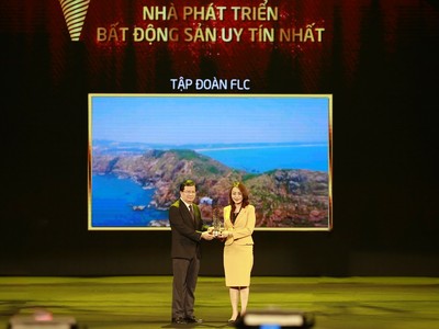 Phó Chủ tịch Tập đoàn FLC – bà Hương Trần Kiều Dung nhận giải Nhà phát triển bất động sản uy tín nhất.