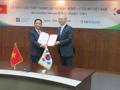 Ông Trần Văn Dũng, Chủ tịch UBCK trao giấy phép hoạt động cho Công ty Chứng khoán NH Việt Nam.