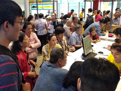 Khách hàng đổ đến điểm giao dịch của MobiFone ở Nguyễn Du (TP HCM) để bổ sung thông tin và hình chân dung. Ảnh:Anh Tú.