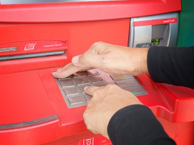 Cách che mã PIN khi thực hiện giao dịch tại ATM.
