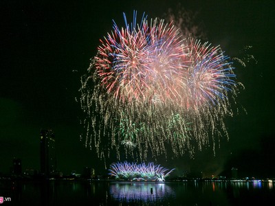 Người dân, du khách mãn nhãn với những màn pháo hoa quốc tế Đà Nẵng