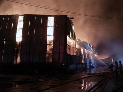 Nhà xưởng cháy ngùn ngụt rồi đổ sập sau đó. Ảnh:Tin Tin.