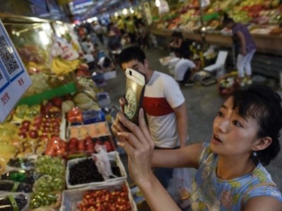 Một người Trung Quốc đang quét mã QR để thanh toán tại Bắc Kinh. Ảnh:AP