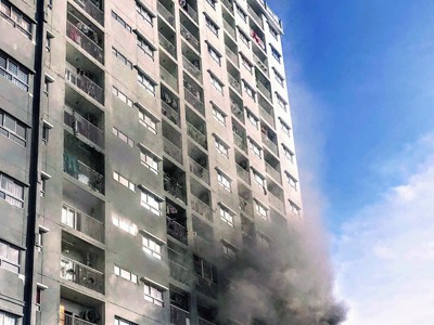 Khói bốc ra nghi ngút từ tầng 6 chung cư. Ảnh:Tin Tin.