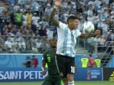 Nigeria 1-2 Argentina: Trọng tài không thổi phạt đền Marcos Rojo là đúng hay sai?